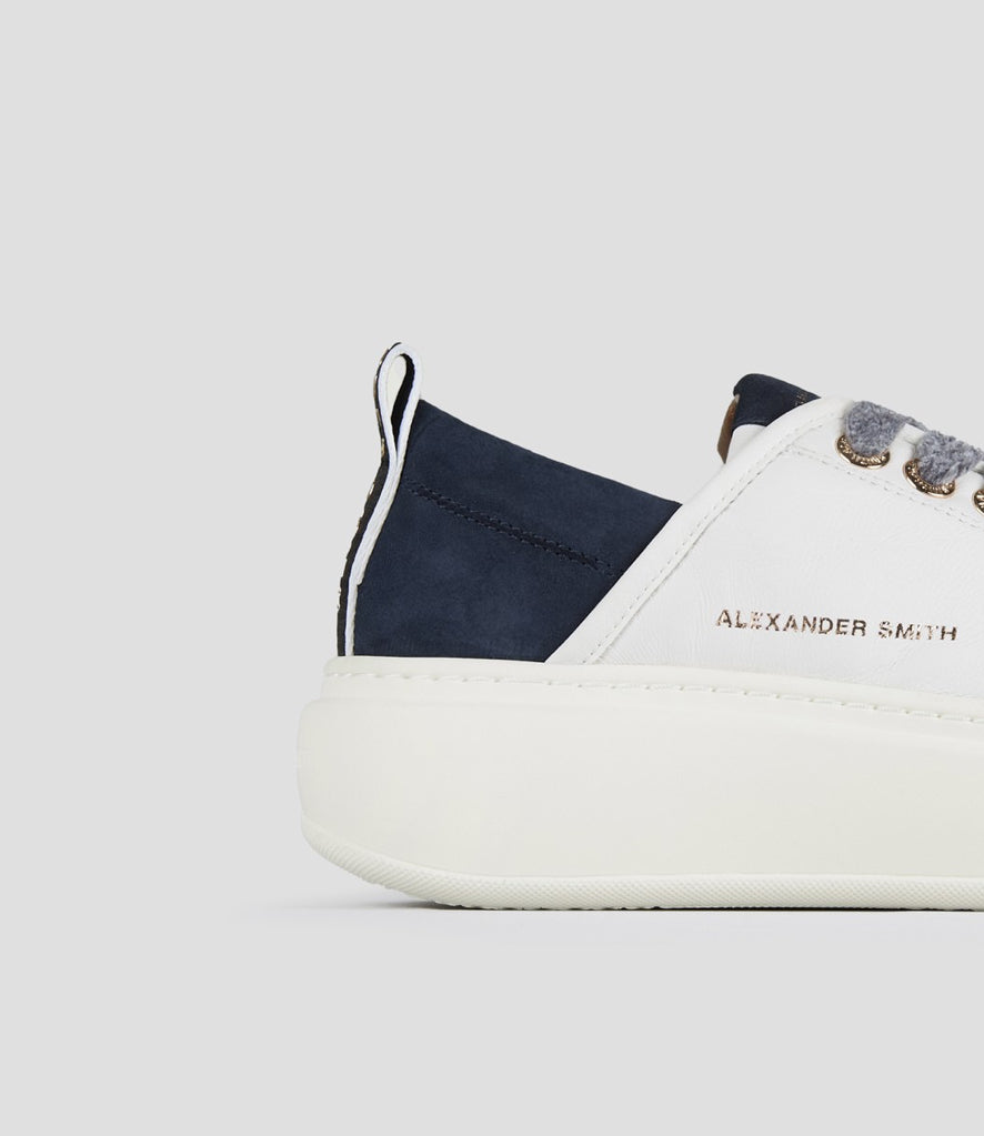 Wembley Alta Donna In Pelle Bianca E Tallone In Suede Blu
- Alexander Smith