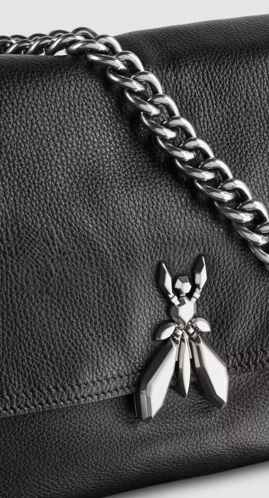 Borsa a spalla "ESSENTIAL" Fly grande in pelle con catena
- Patrizia Pepe