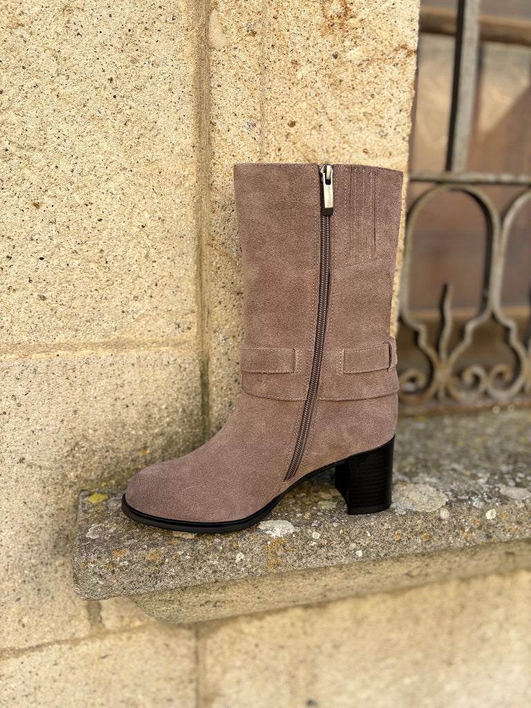 Stivale in pelle con tacco e zip interna