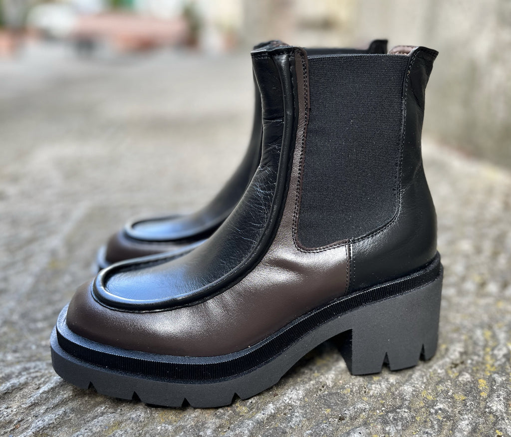 Stivaletto in pelle bicolore con elastico