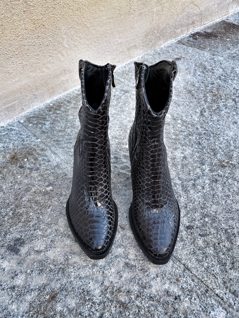 Stivaletto camperos artigianale in pelle pitonata