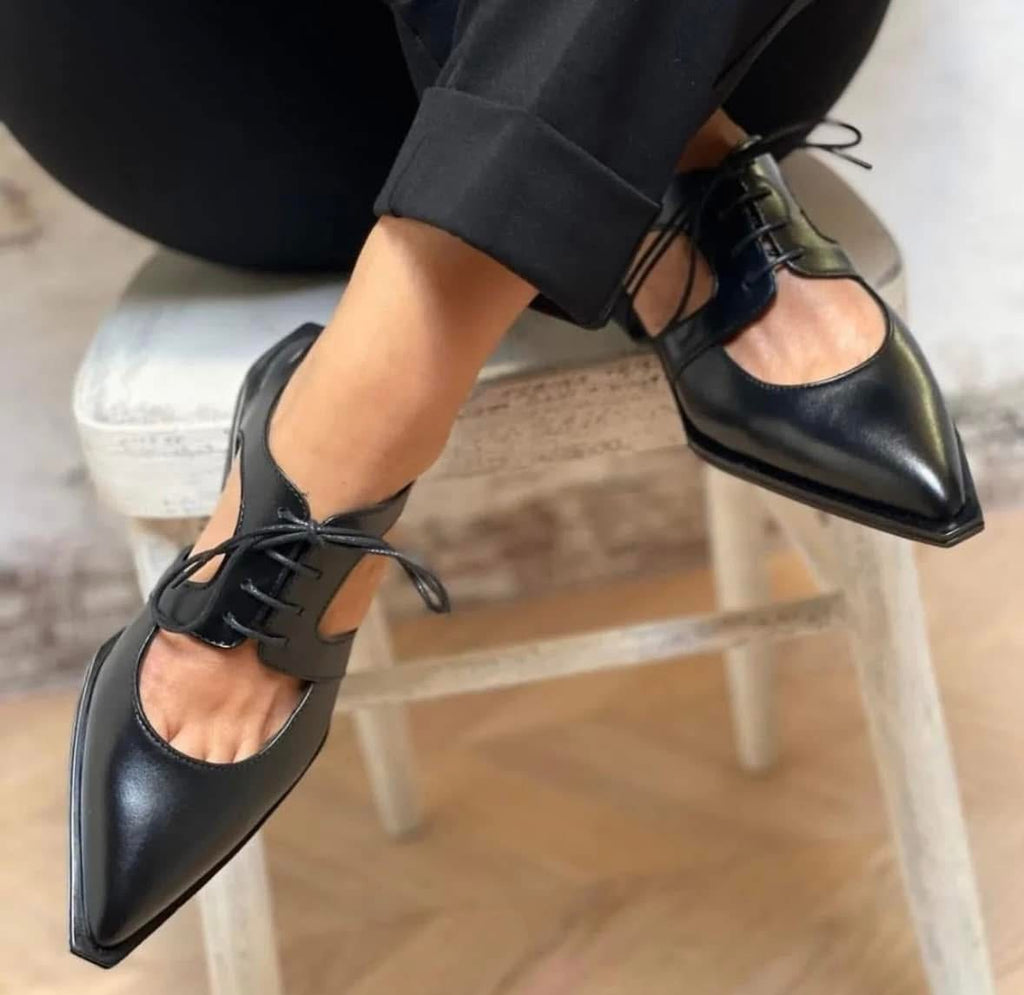 Scarpa artigianale allacciata