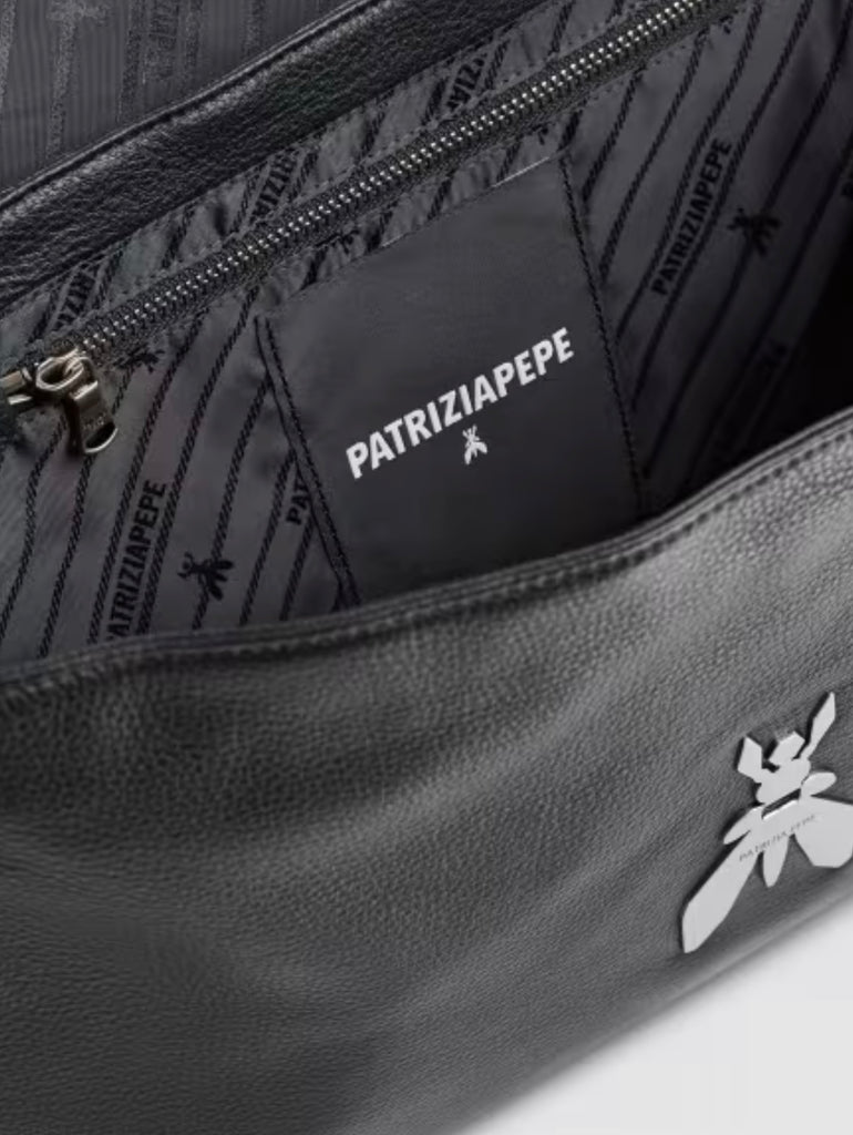 Borsa a spalla "ESSENTIAL" Fly grande in pelle con catena
- Patrizia Pepe